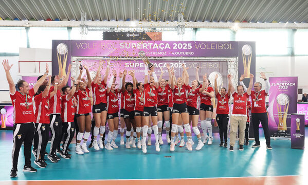 Benfica team with the trophy